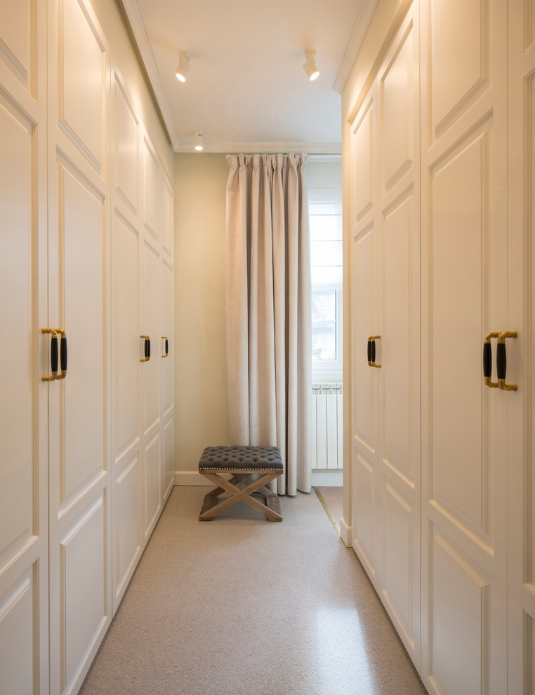 Vestidor?[Diseño de vestidor With armarios con paneles con relieve, puertas de armario blancas, moqueta and suelo beige ]:[Diseño de vestidores With armarios con paneles con relieve, puertas de armario blancas, moqueta and suelo beige ]