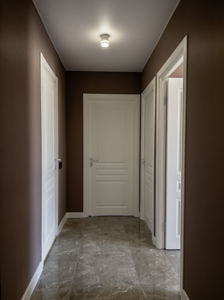 Пример оригинального дизайна: коридор среднего размера с коричневыми стенами, полом из керамогранита и серым полом