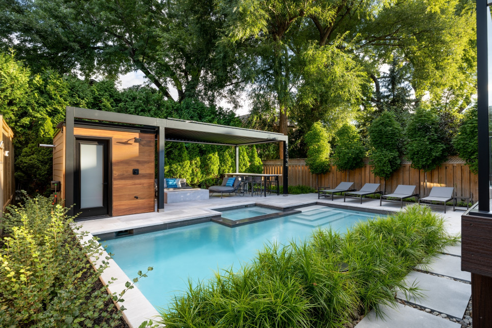 Идея дизайна: маленький прямоугольный ландшафтный бассейн на заднем дворе в современном стиле с покрытием из каменной брусчатки для на участке и в саду