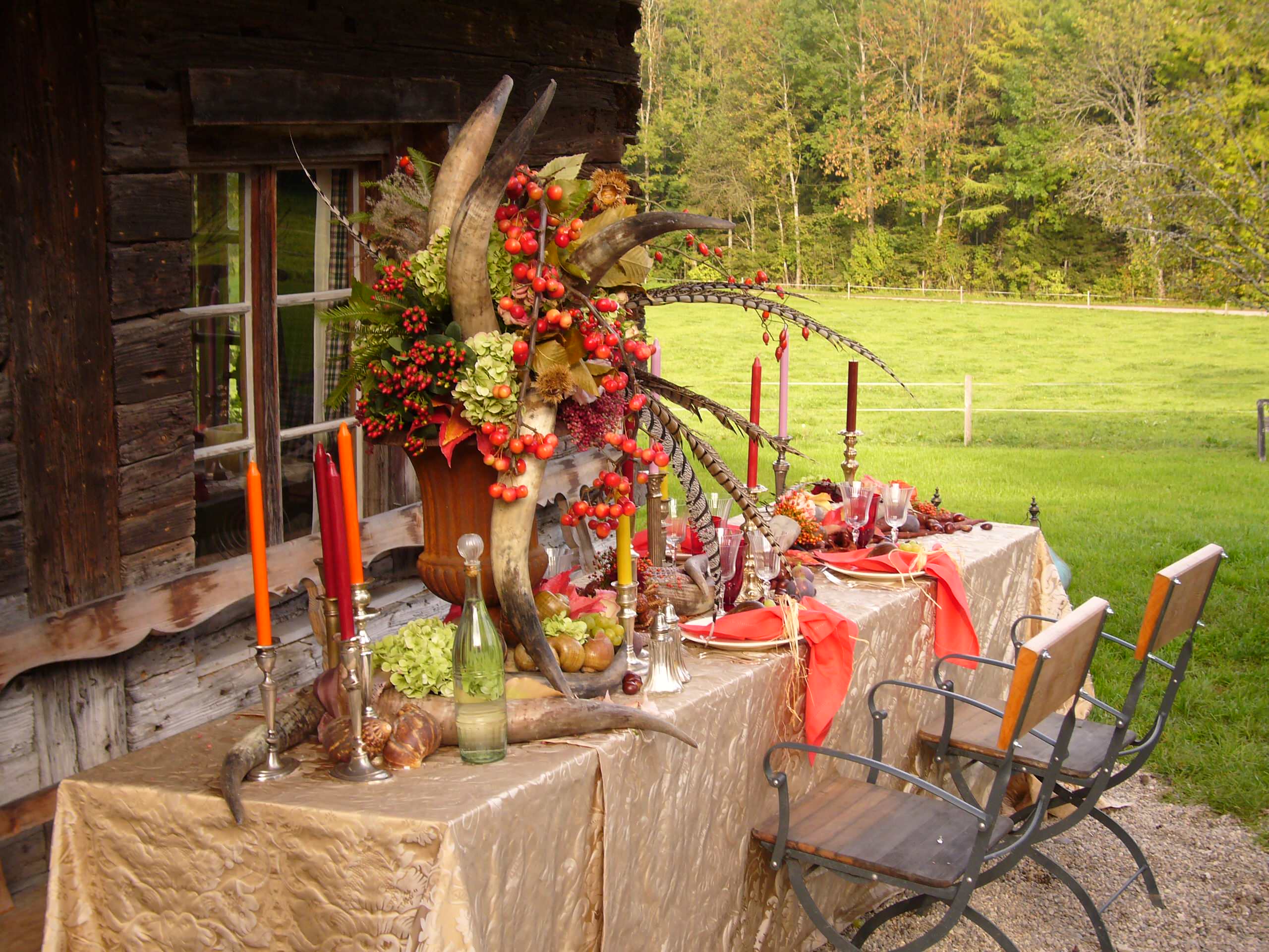 Herbstlich gedeckter Tisch auf dem Lande