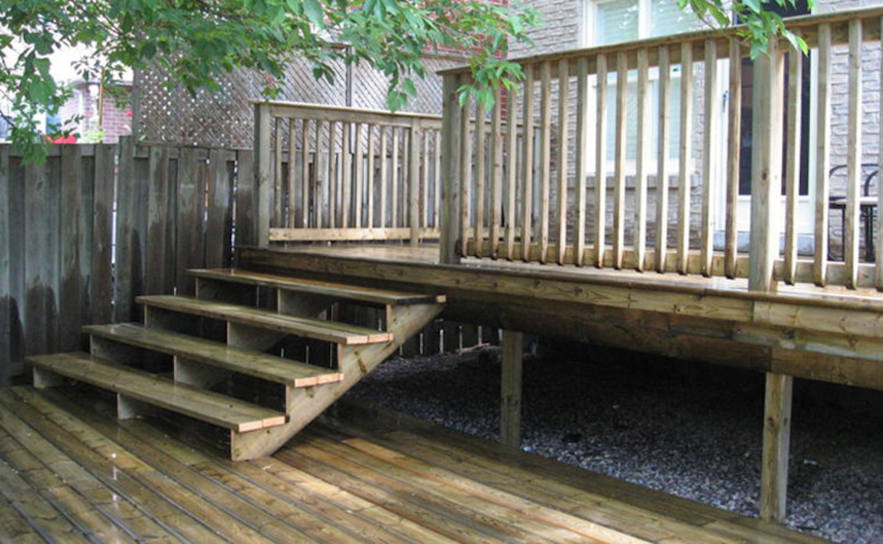 Design ideas for a small traditional backyard deck in Wichita with no cover.