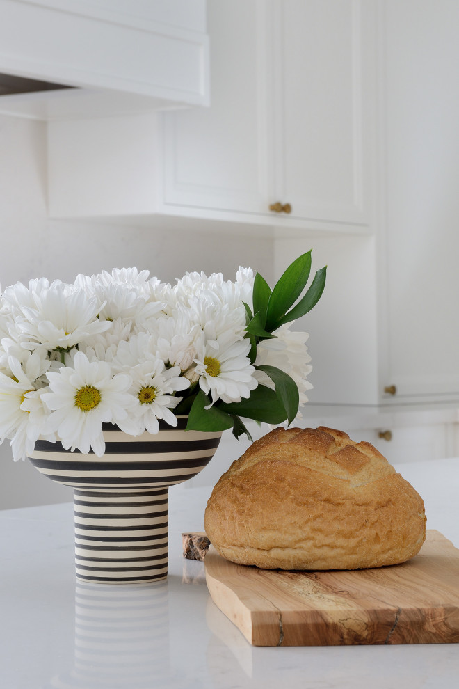 Transitional kitchen photo in Toronto