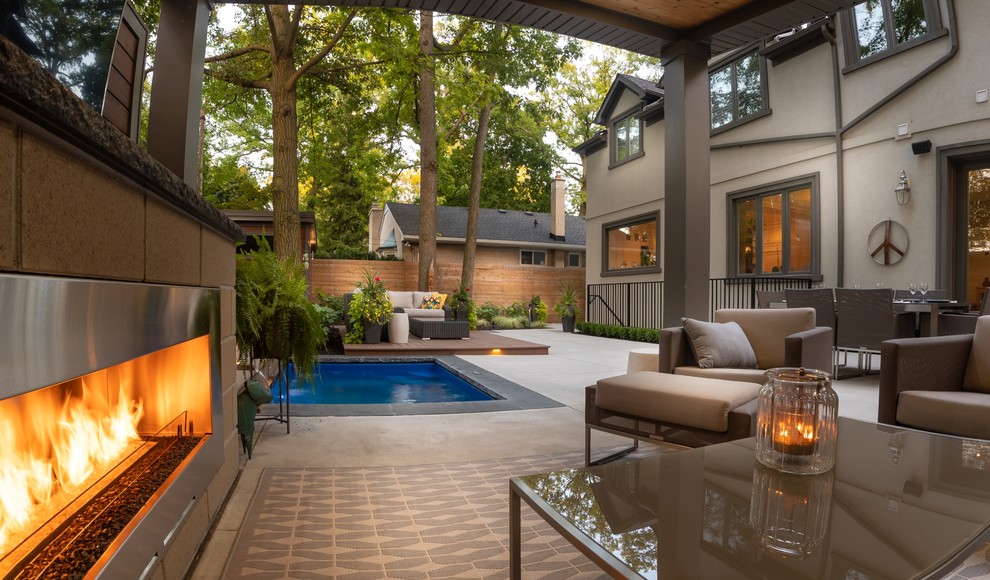Design ideas for a transitional backyard landscaping in Toronto.