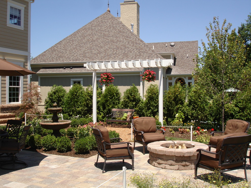 Inspiration for a traditional patio in Columbus.