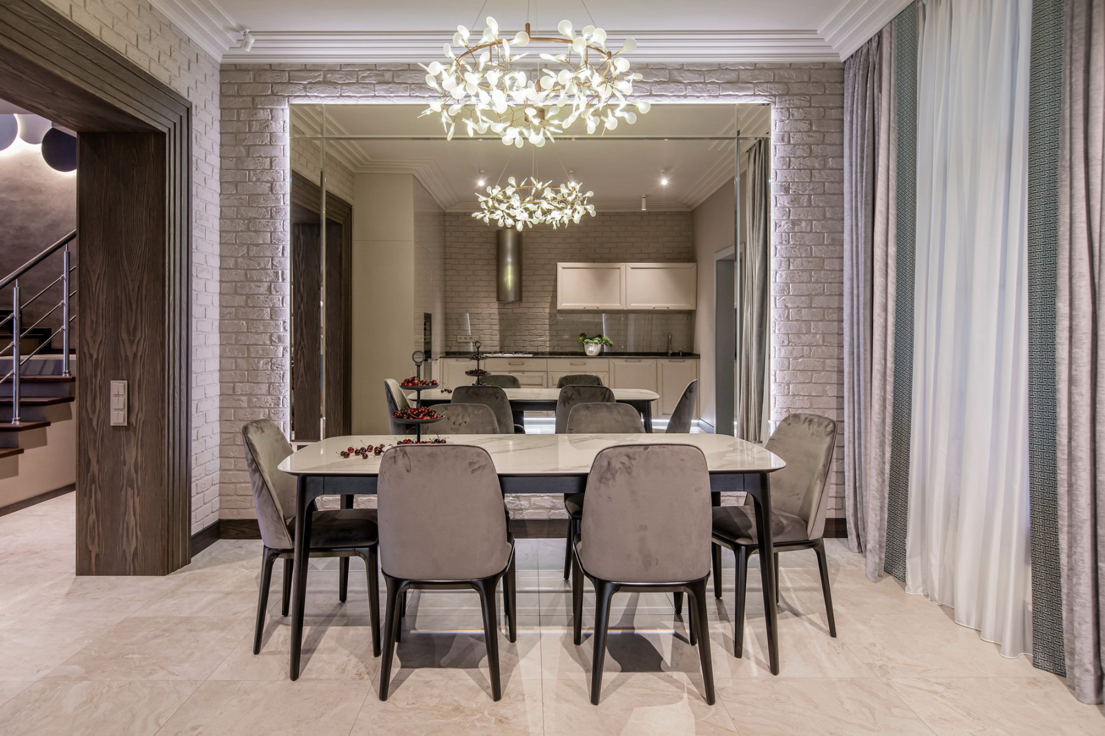 Коллекция мебели PLAY, диван VOGUE и кресло TAYLOR в гостинной жилой квартиры