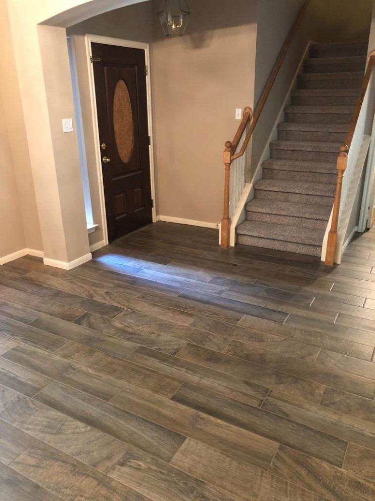 Example of a transitional home design design in Austin