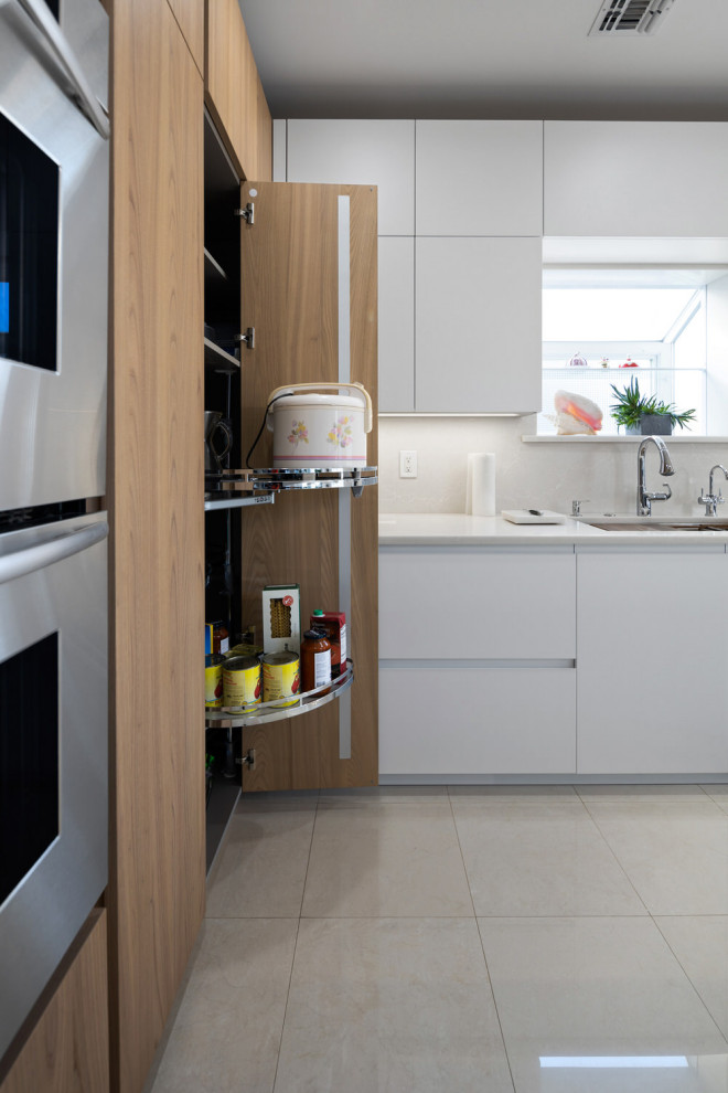 Idéer för att renovera ett mellanstort funkis vit vitt kök, med en undermonterad diskho, släta luckor, skåp i mellenmörkt trä, bänkskiva i kvarts, vitt stänkskydd, rostfria vitvaror, klinkergolv i porslin, en köksö och vitt golv