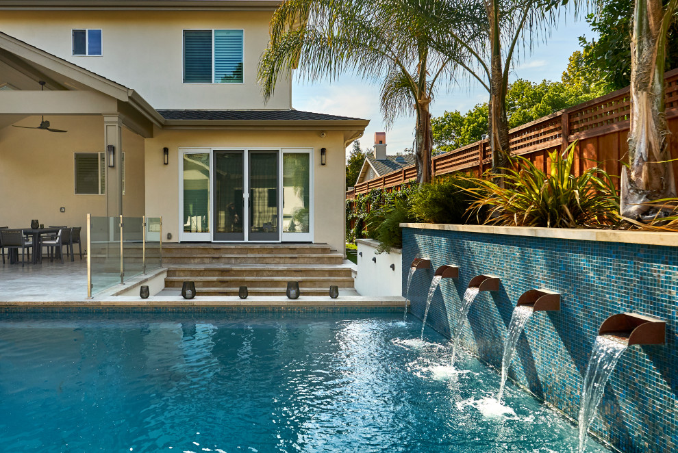Idée de décoration pour un Abris de piscine et pool houses arrière tradition de taille moyenne et rectangle avec des pavés en pierre naturelle.