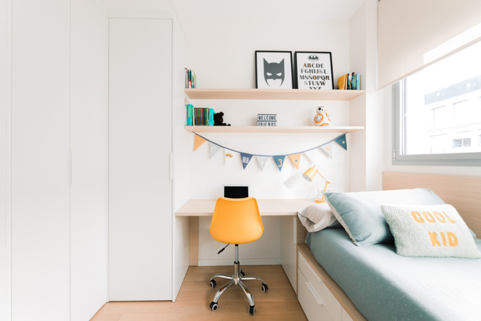 Foto de dormitorio infantil escandinavo de tamaño medio con paredes blancas, suelo de madera en tonos medios y suelo marrón