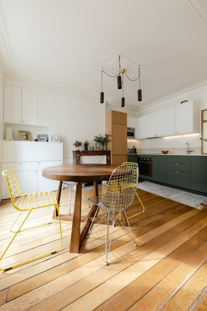 Идея дизайна: кухня-столовая в современном стиле с белыми стенами, паркетным полом среднего тона и коричневым полом