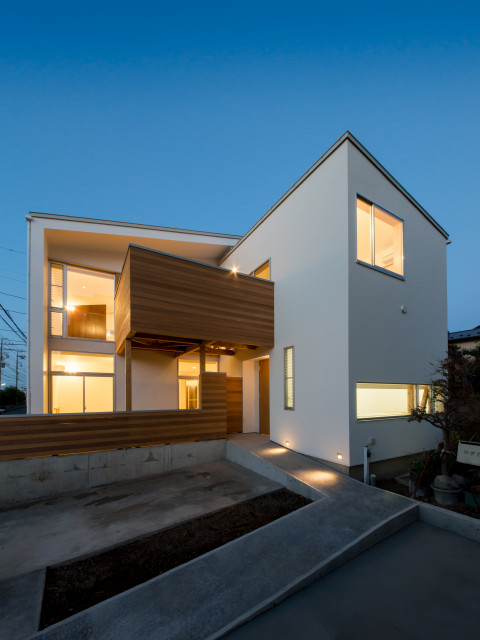緑と風の白い家 moderno-fachada