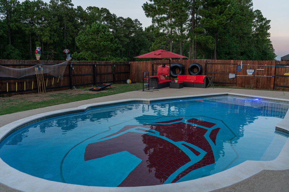 Foto de piscina de estilo americano pequeña a medida en patio trasero con entablado