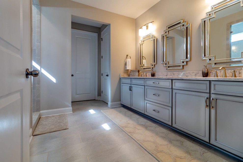 Transitional bathroom photo in Dallas
