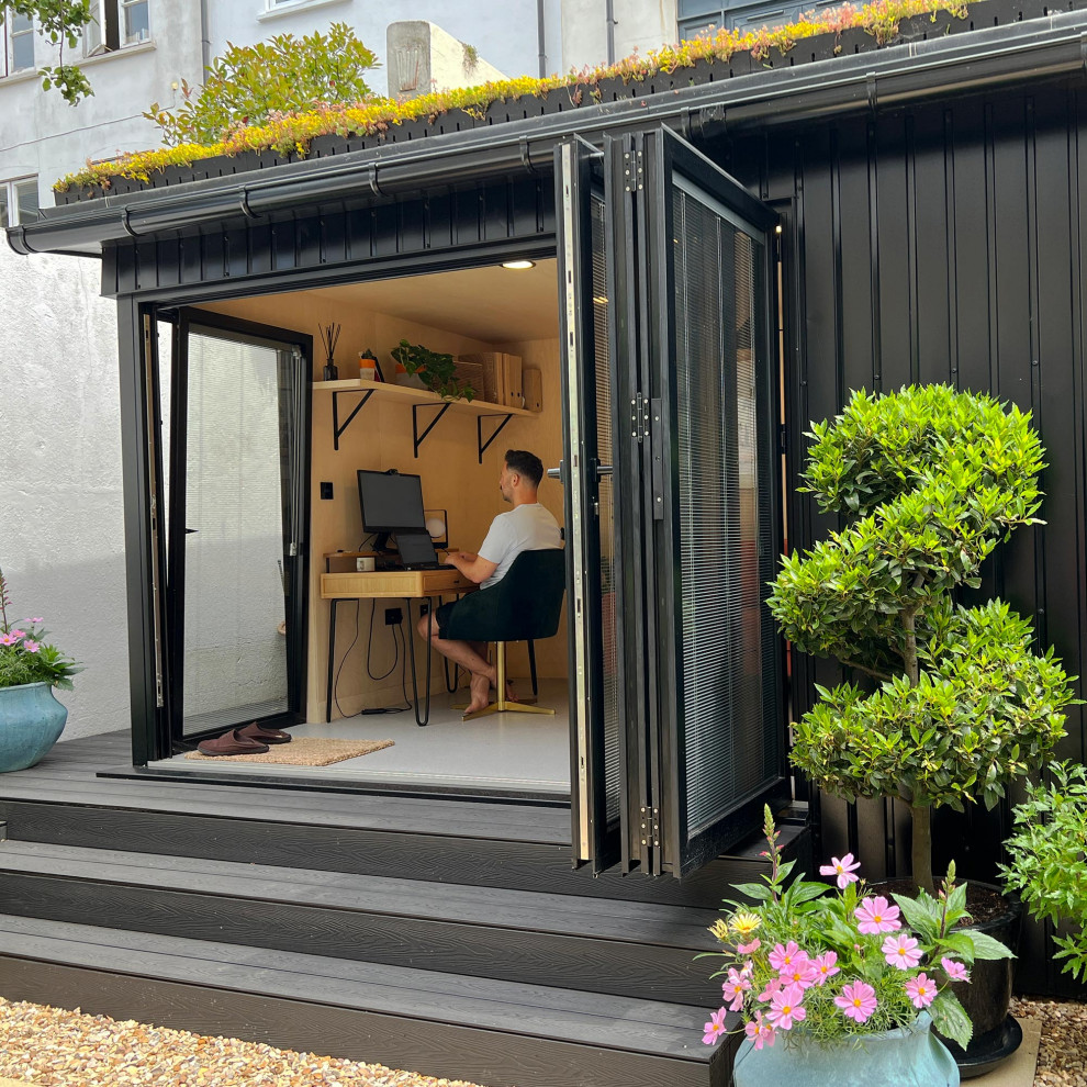 Exemple d'un abri de jardin séparé scandinave de taille moyenne avec un bureau, studio ou atelier.