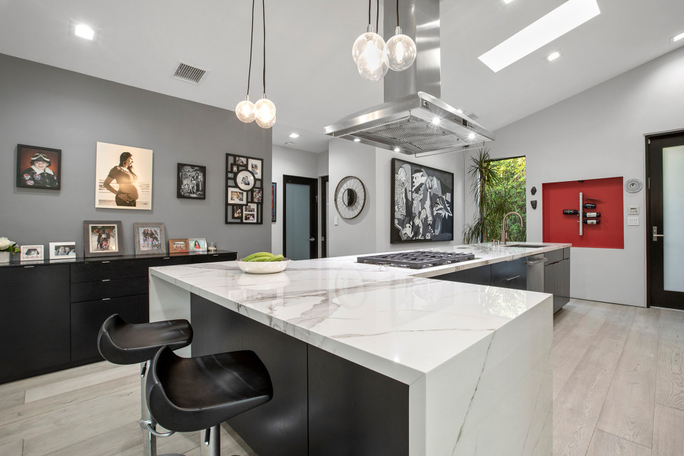 Example of a trendy kitchen design in Los Angeles