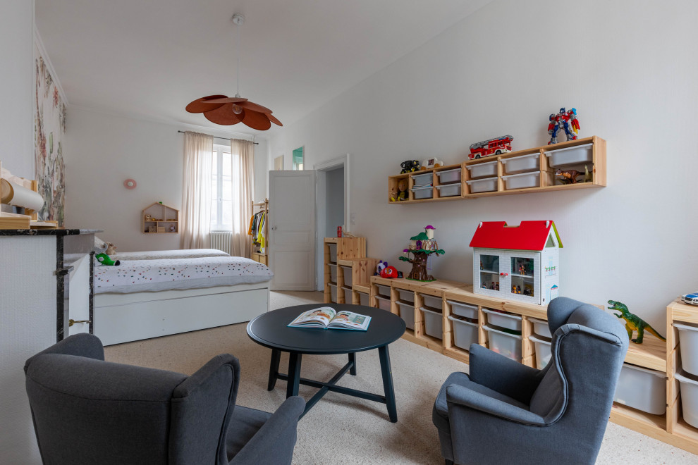 Mittelgroßes, Neutrales Eklektisches Kinderzimmer mit Schlafplatz, weißer Wandfarbe, Teppichboden, beigem Boden und Tapetenwänden in Paris