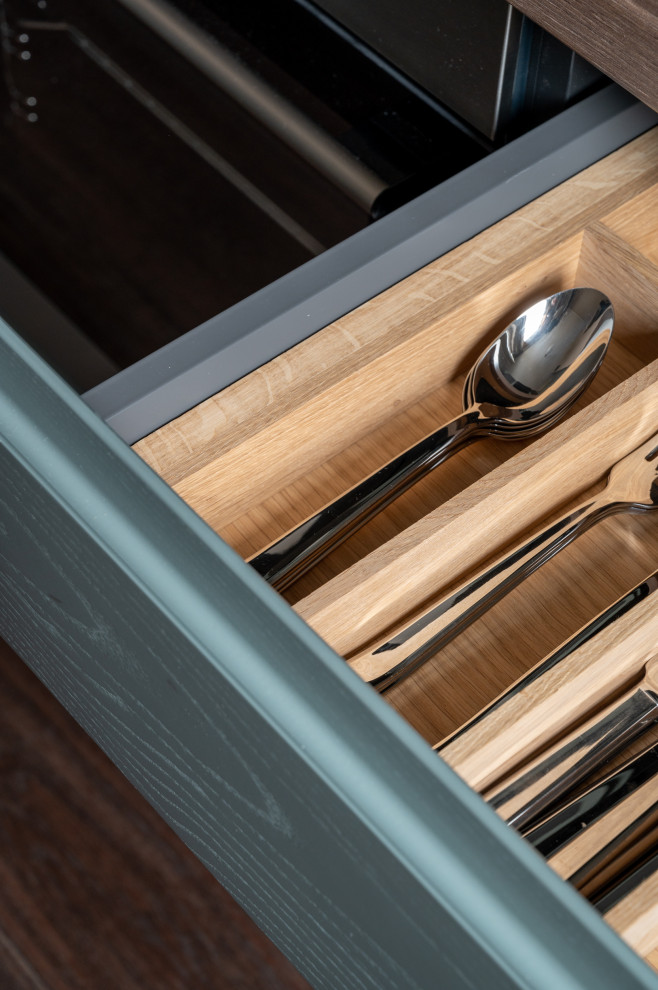 Кухня из массива с интегрированной ручкой