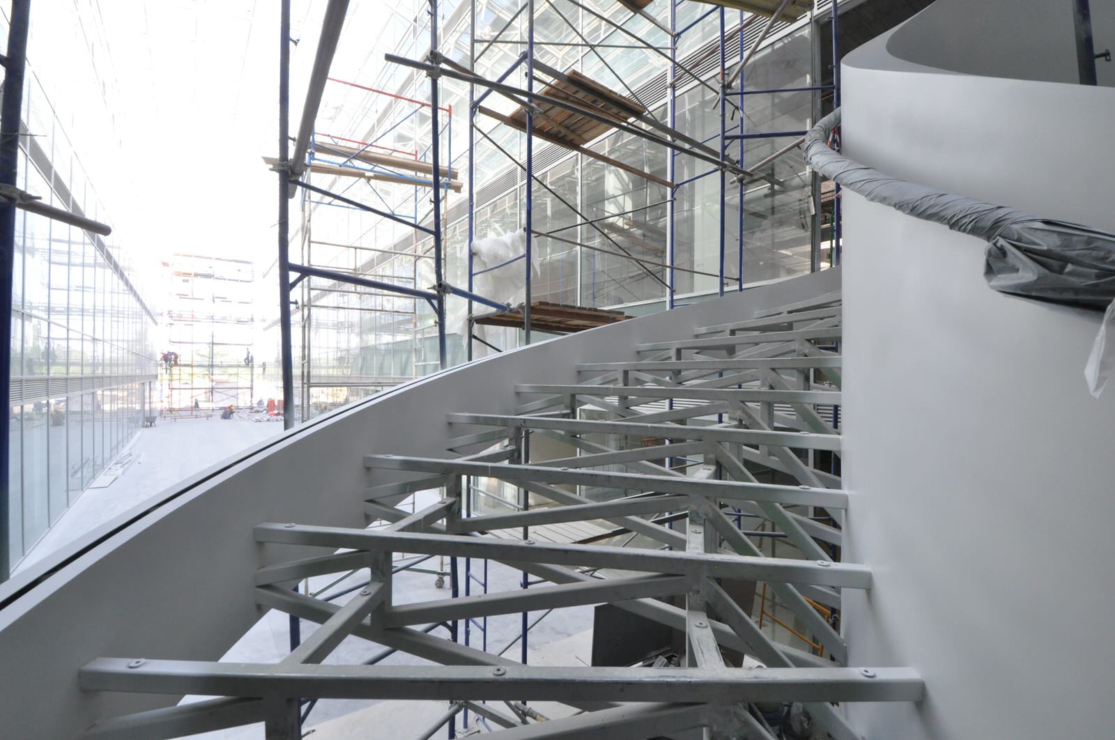 ЛЕСТНИЦА В МОСКОВСКОЙ ШТАБ-КВАРТИРЕ ADIDAS