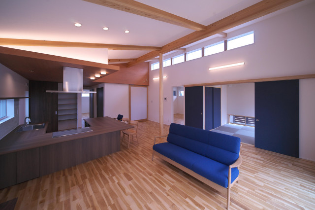 キッチンに住む家 japanisch-modern-wohnbereich