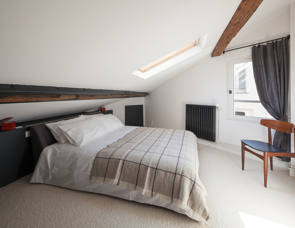 Photo of a mid-sized scandinavian bedroom in Paris with white walls, carpet, no fireplace and beige floor.