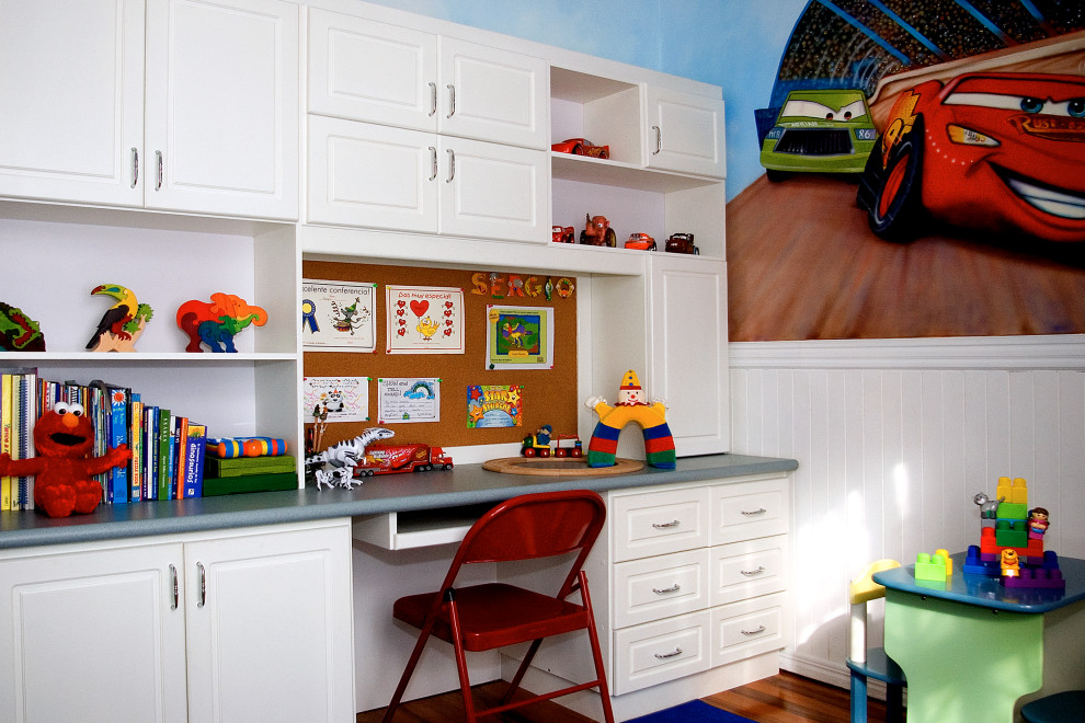 Aménagement d'une grande chambre d'enfant de 1 à 3 ans moderne avec un mur multicolore, parquet clair, un sol marron et du lambris de bois.