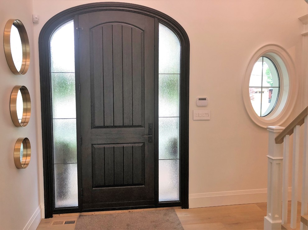 Entryway - transitional entryway idea in Toronto