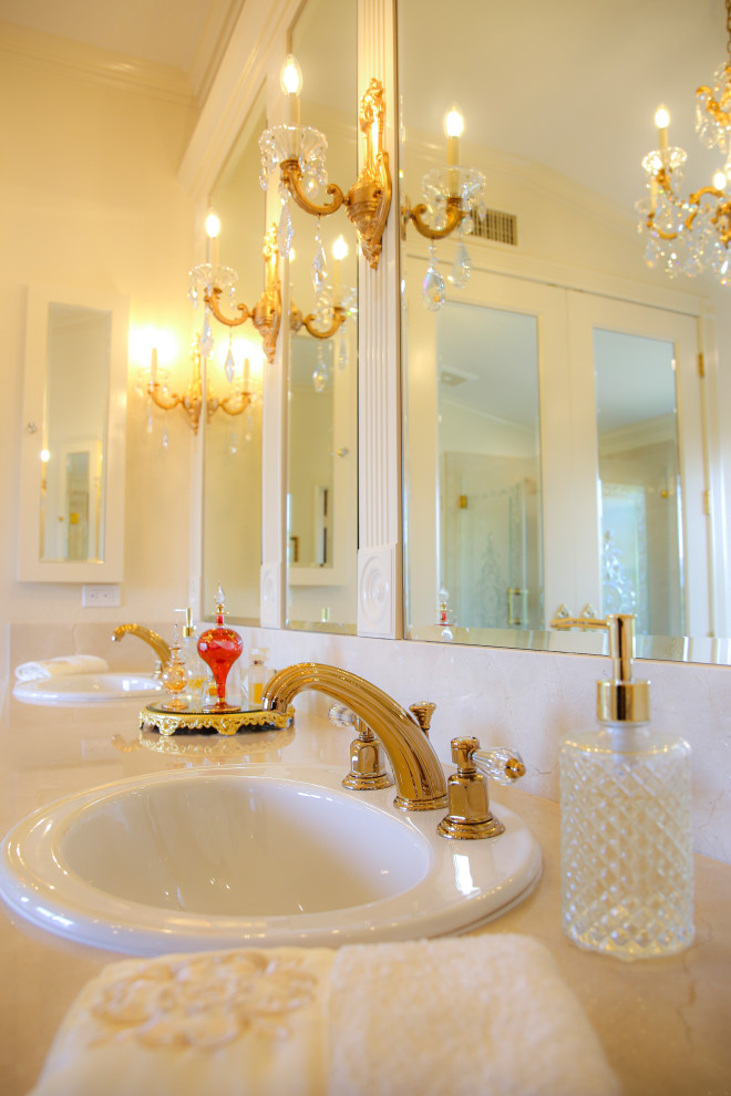Пример оригинального дизайна: большая главная ванная комната в викторианском стиле с фасадами островного типа, белыми фасадами, угловой ванной, угловым душем, раздельным унитазом, белыми стенами, полом из керамической плитки, врезной раковиной, столешницей из искусственного кварца, белым полом, душем с распашными дверями, белой столешницей, тумбой под две раковины и встроенной тумбой