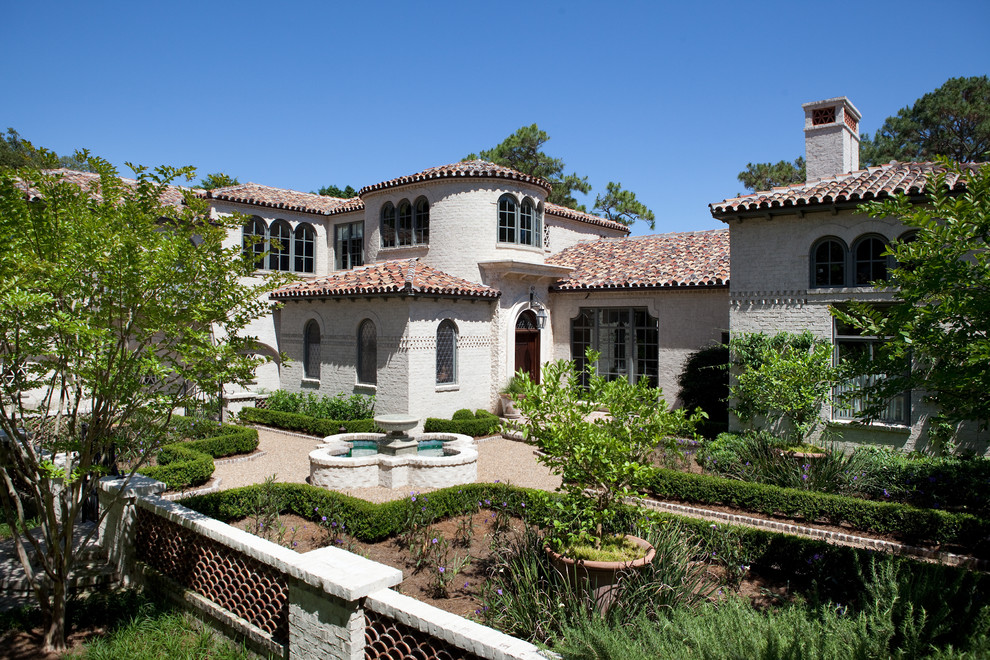 Inspiration for a mediterranean courtyard garden in Wilmington with a water feature.