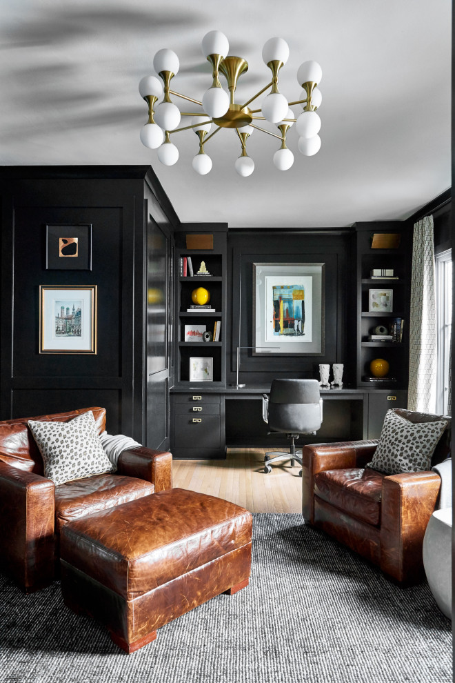 Ejemplo de despacho tradicional renovado con paredes negras, suelo de madera en tonos medios, escritorio empotrado, suelo marrón y panelado