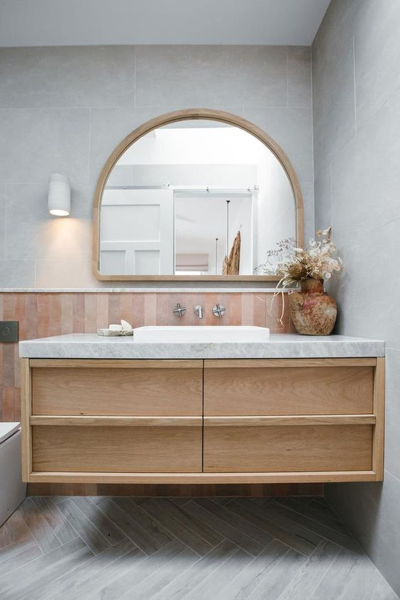 Ispirazione per una stanza da bagno padronale minimalista di medie dimensioni con piastrelle grigie, piastrelle in ceramica, pareti grigie, pavimento con piastrelle in ceramica, top in quarzite, top bianco, un lavabo e mobile bagno incassato