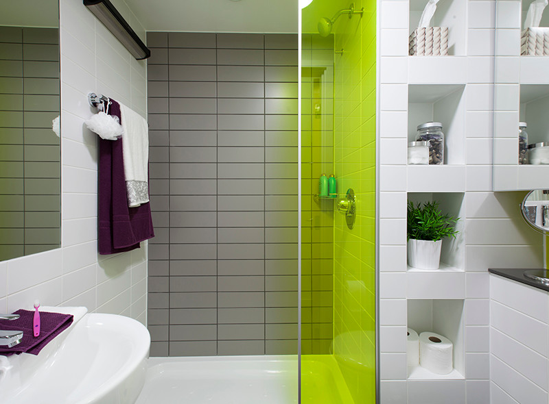 Exempel på ett mellanstort modernt en-suite badrum, med en öppen dusch, en toalettstol med hel cisternkåpa, grå kakel, keramikplattor, grå väggar och klinkergolv i keramik