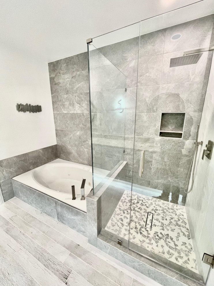 Inspiration för ett mellanstort lantligt beige beige en-suite badrum, med skåp i shakerstil, vita skåp, en dusch/badkar-kombination, vit kakel, bänkskiva i kvartsit och dusch med gångjärnsdörr