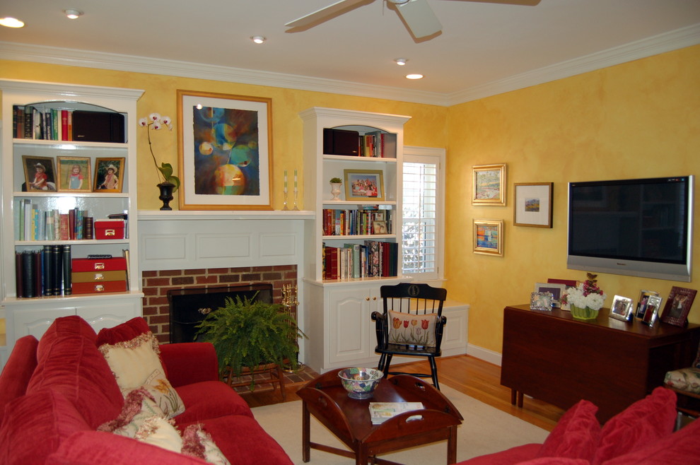 Photo of a traditional family room in Richmond.