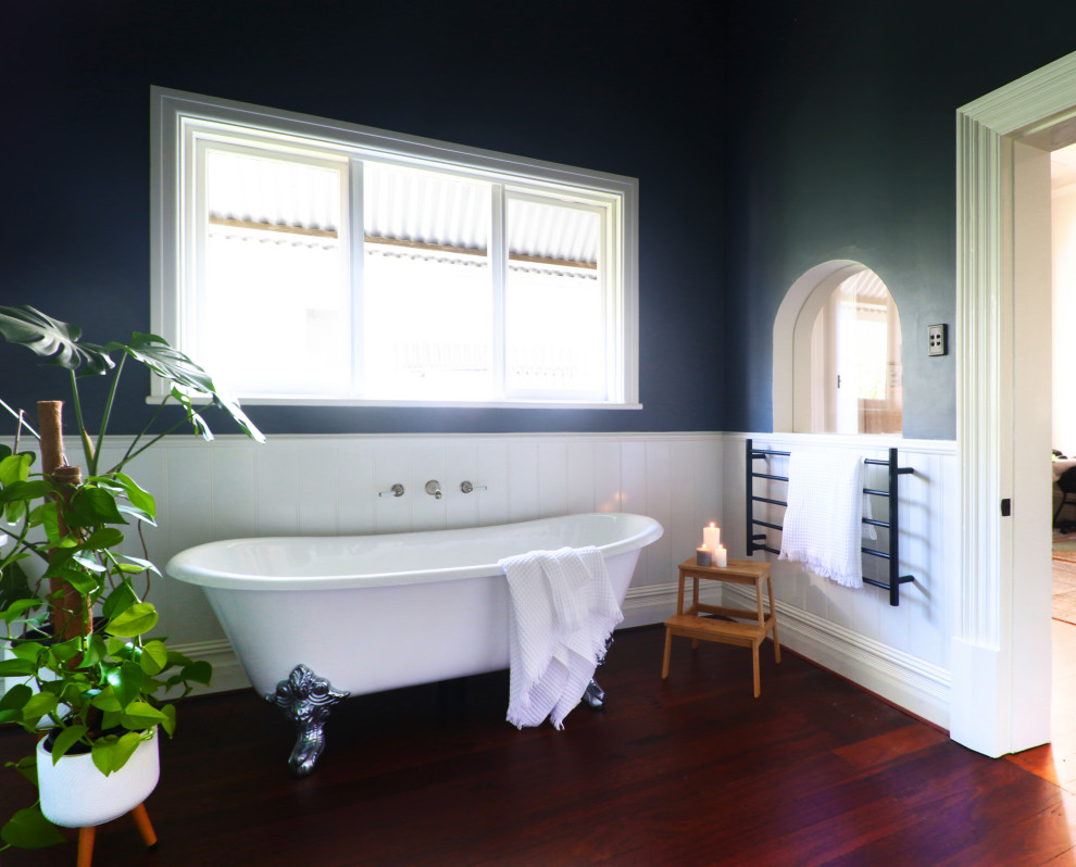 Идея дизайна: большая ванная комната в классическом стиле с ванной на ножках, белыми стенами, темным паркетным полом, напольной тумбой и панелями на части стены
