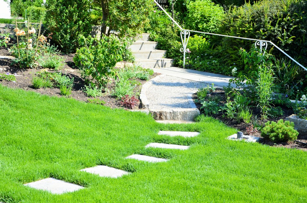 Großer Moderner Garten mit direkter Sonneneinstrahlung und Natursteinplatten in Sonstige