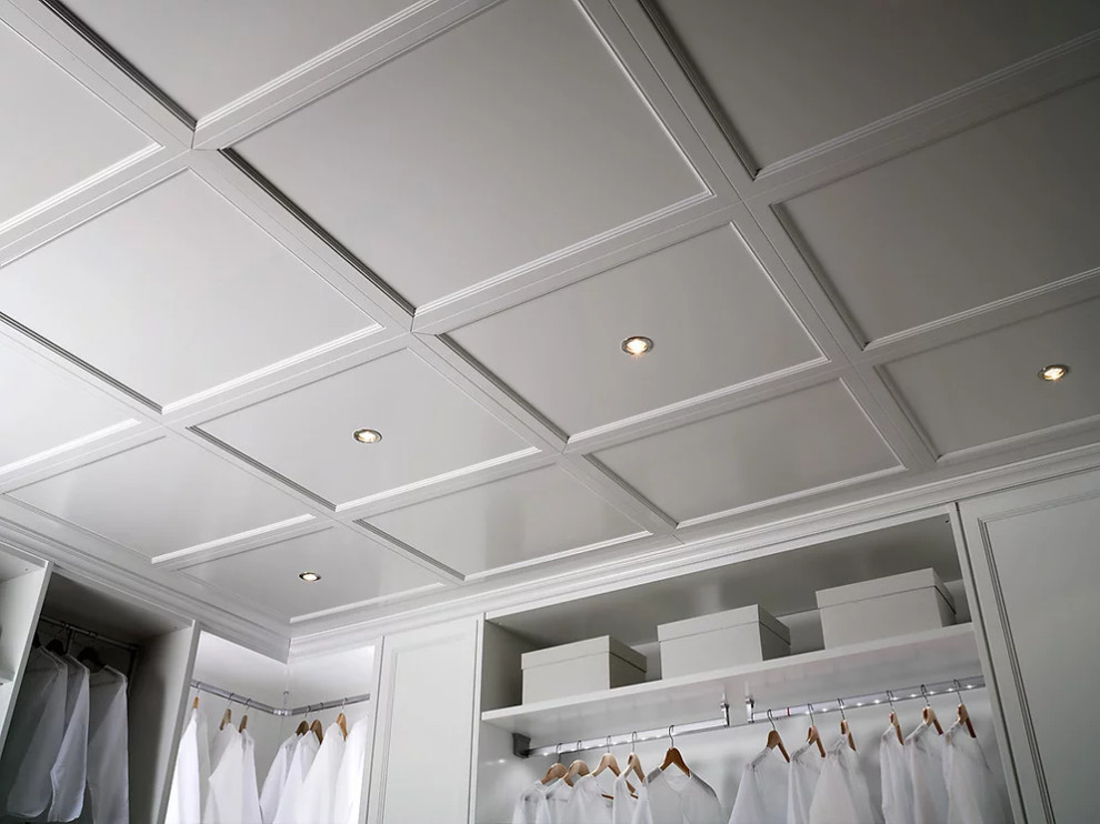 Idee per una cabina armadio unisex di medie dimensioni con ante a persiana, ante bianche, parquet chiaro, pavimento marrone e soffitto in legno