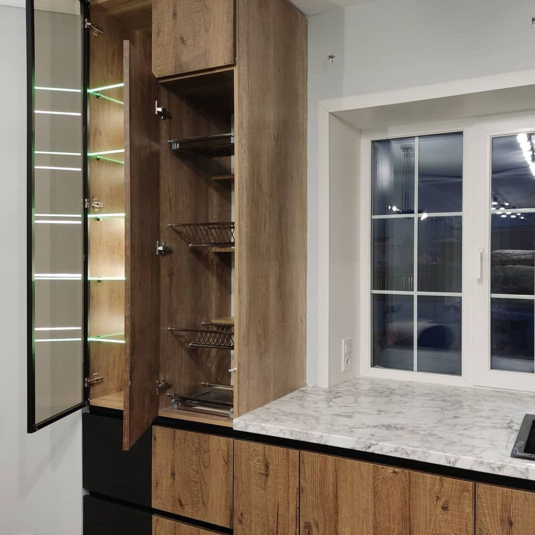 Угловая кухня в черном и коричневом цвете с витриной и подсветкой