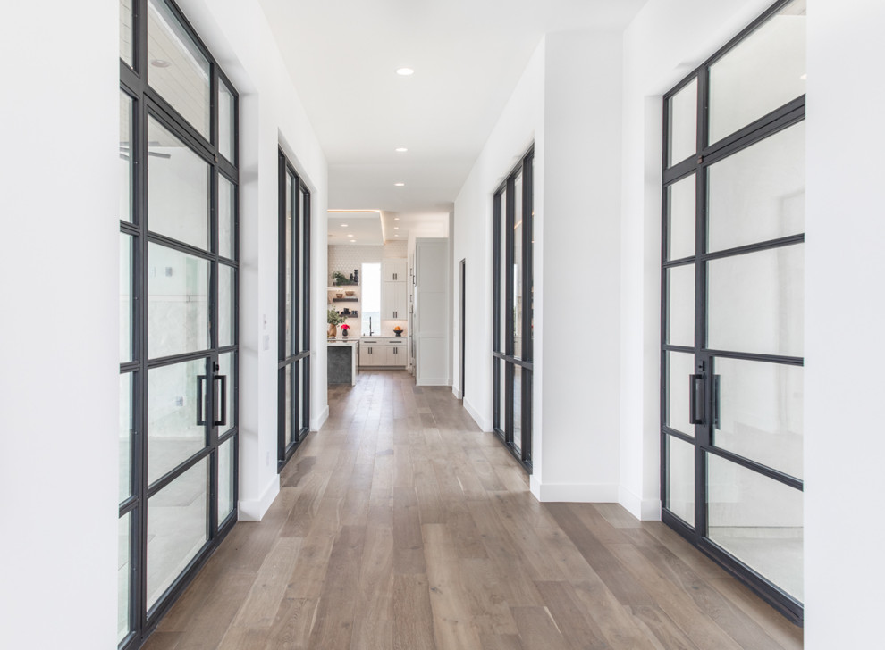 Transitional entryway photo in Austin