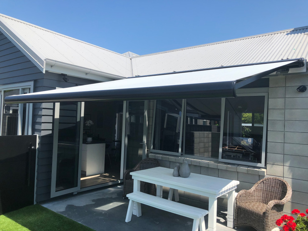 Design ideas for a mid-sized contemporary deck in Napier-Hastings.