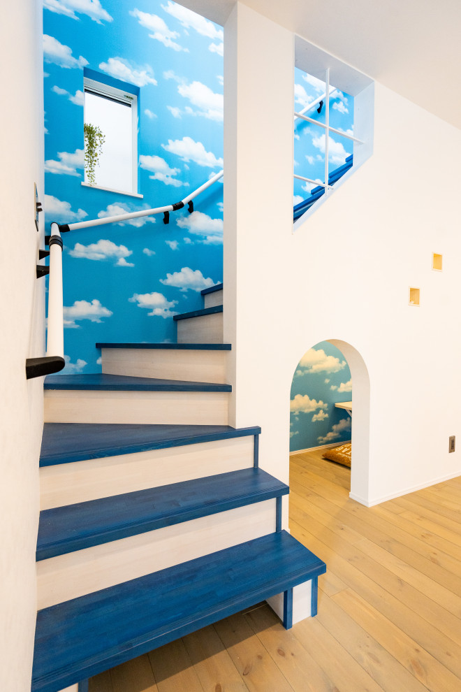Свежая идея для дизайна: деревянная лестница в восточном стиле с деревянными ступенями и обоями на стенах - отличное фото интерьера