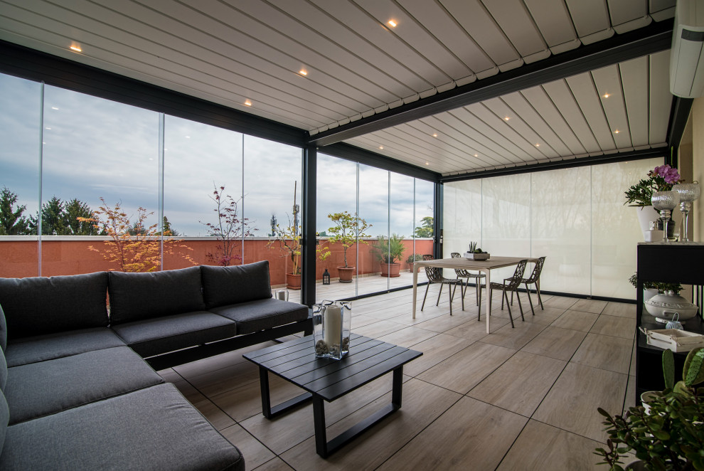 Ejemplo de terraza contemporánea de tamaño medio en azotea con privacidad, pérgola y barandilla de vidrio