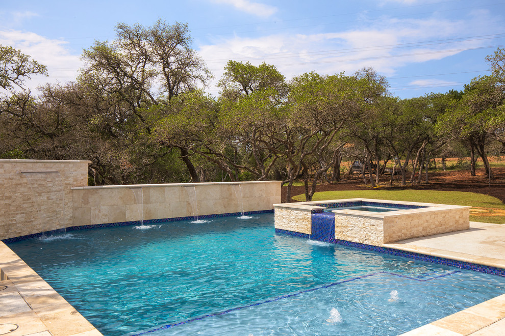 Idée de décoration pour une grande piscine minimaliste.