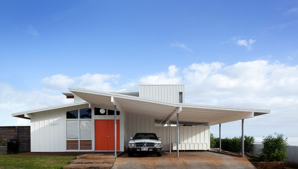 This is an example of a mid-sized midcentury one-storey white exterior in Hawaii.