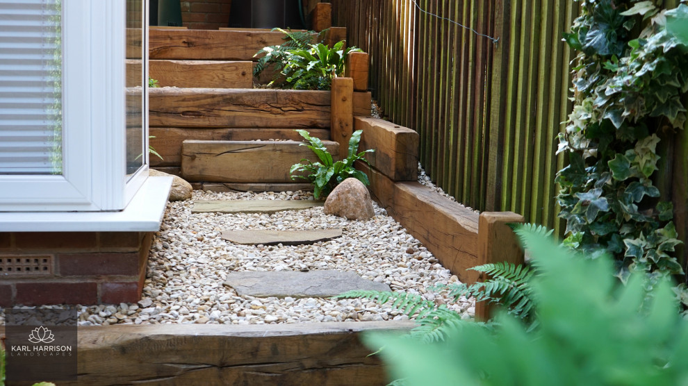 Идея дизайна: маленький летний регулярный сад на боковом дворе в стиле рустика с садовой дорожкой или калиткой, полуденной тенью, покрытием из каменной брусчатки и с деревянным забором для на участке и в саду