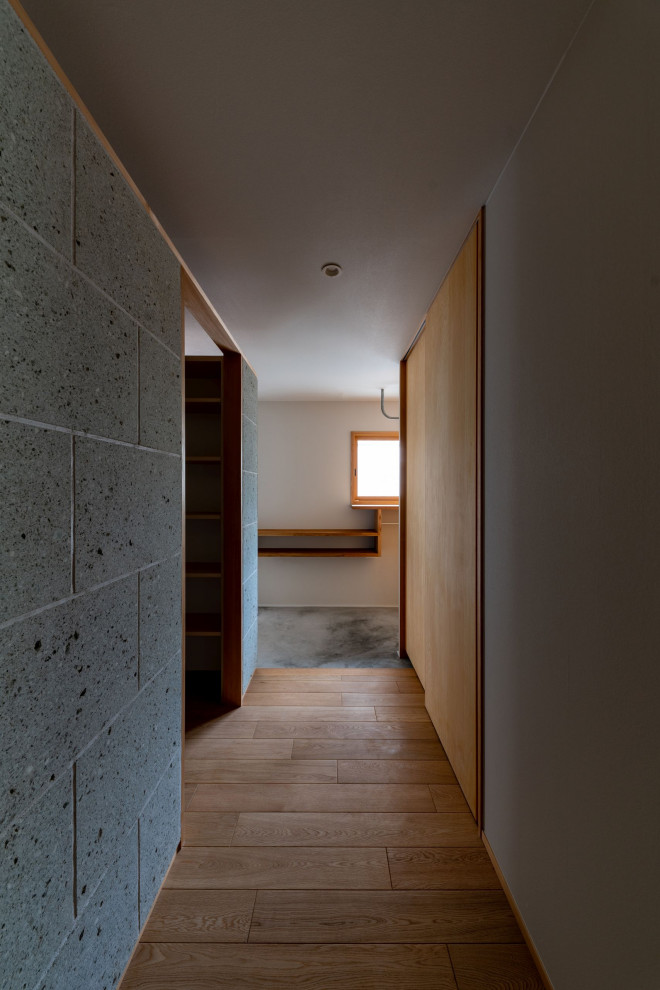 Réalisation d'un couloir de taille moyenne avec un mur blanc, un sol en bois brun, un sol marron, un plafond en papier peint et du papier peint.