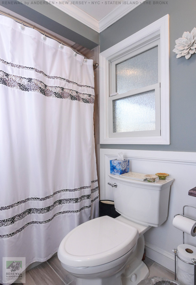 Inredning av ett mellanstort vit vitt badrum, med släta luckor, skåp i mörkt trä, ett badkar i en alkov, en dusch/badkar-kombination, en toalettstol med separat cisternkåpa, vit kakel, keramikplattor, grå väggar, klinkergolv i keramik, bänkskiva i kvarts och dusch med duschdraperi