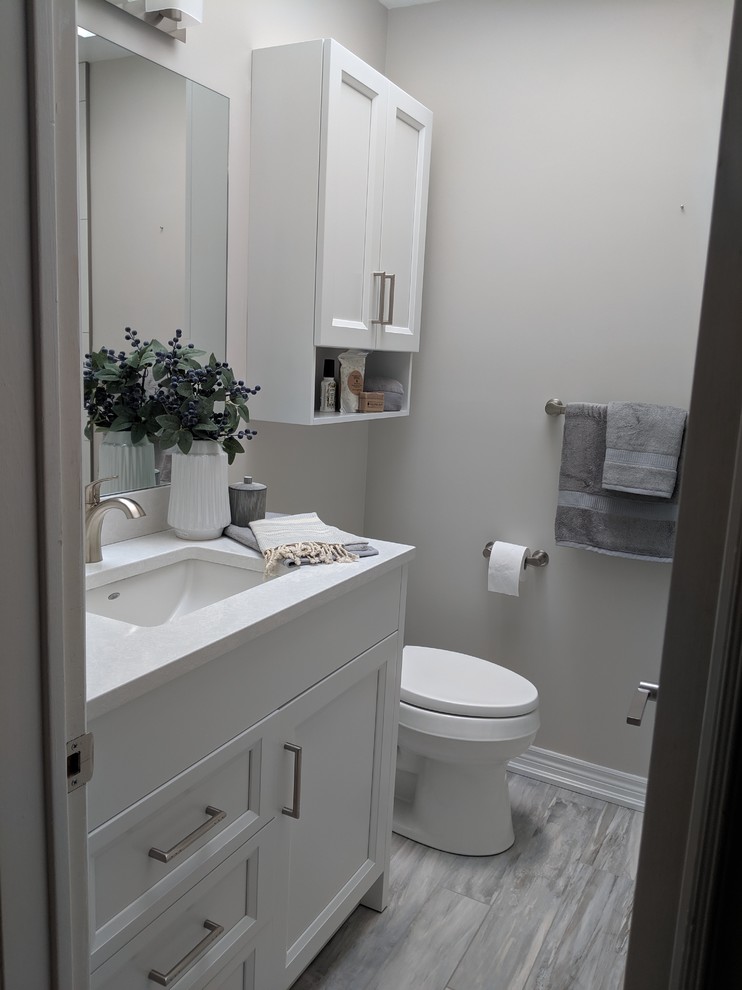 Transitional bathroom photo in Toronto