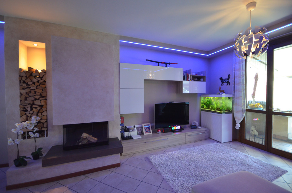 Ispirazione per un piccolo soggiorno bohémian con pareti beige, pavimento in gres porcellanato, TV a parete e pavimento beige