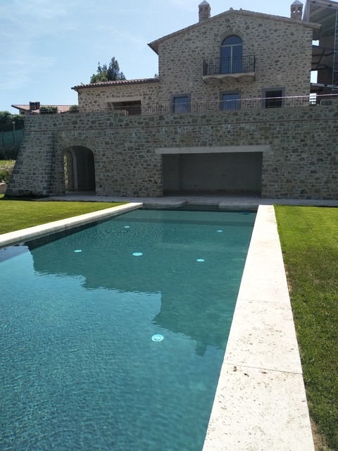 Villa Umbra - Piscina e pavimenti in travertino bocciardato contemporary-pools-and-hot-tubs