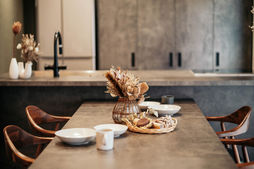 Foto de comedor minimalista abierto con paredes grises, suelo de madera oscura, suelo marrón, madera y papel pintado